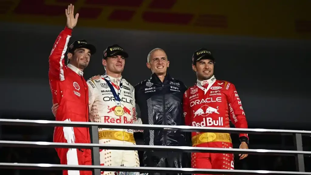 Charles Leclerc, Max Verstappen y Checo Pérez en el podio del GP de Las Vegas 2023.