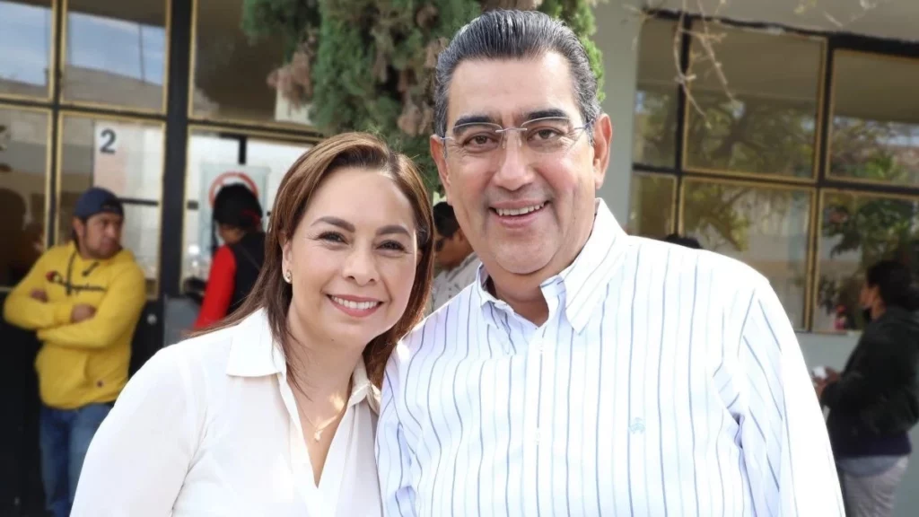 Sergio Salomón emite voto junto a su esposa en Tepeaca