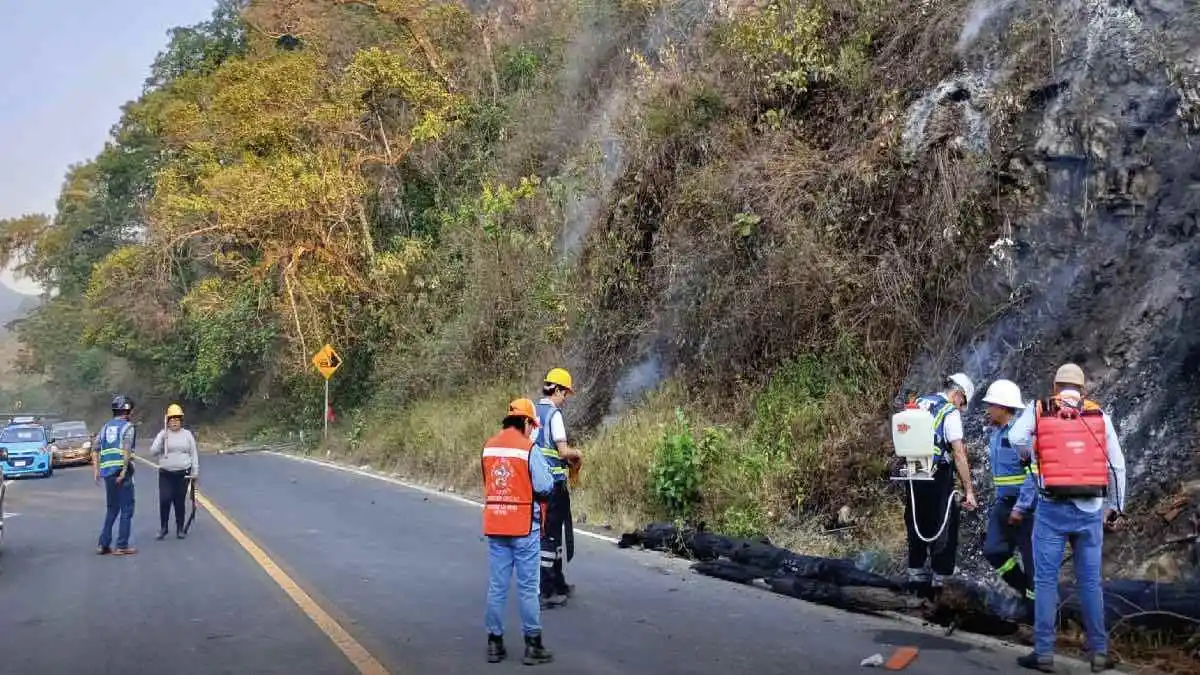 Cierran carretera por incendio forestal en Huauchinango
