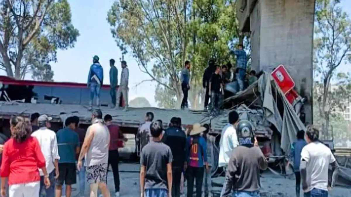 Muere trailero al chocar contra pilar de la autopista México-Puebla