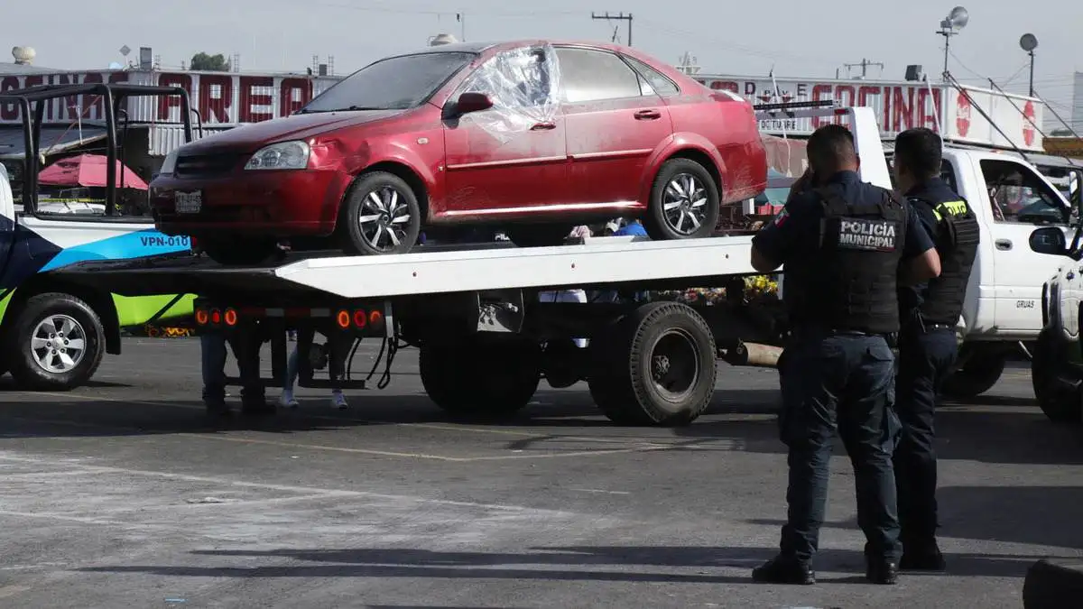 Hallan cadáver calcinado en vehículo abandonado en el mercado Hidalgo