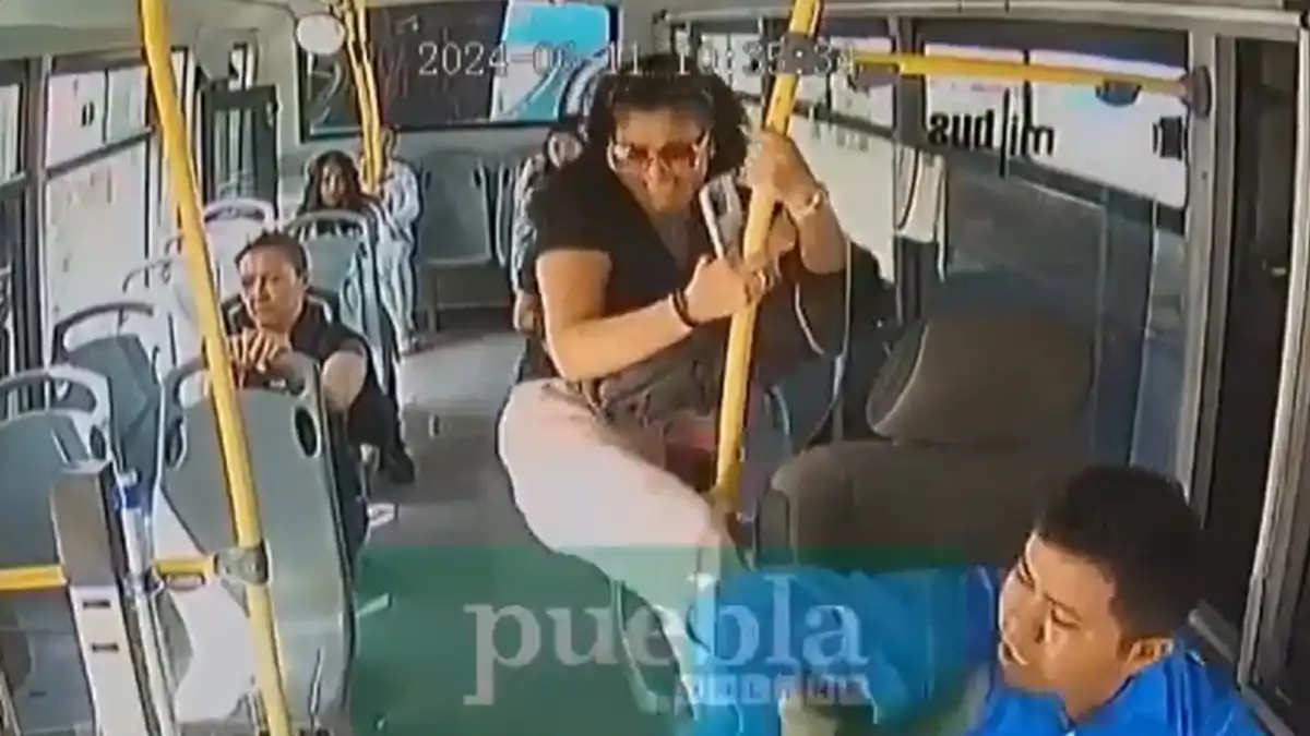 Pasajera reclama a patadas a cafre del transporte público en Puebla