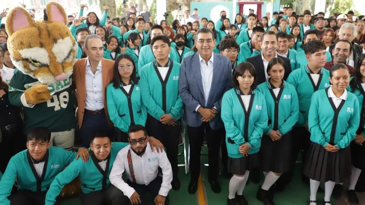 Sergio Salomón inaugura techado de plaza cívica del Cobaep plantel 21