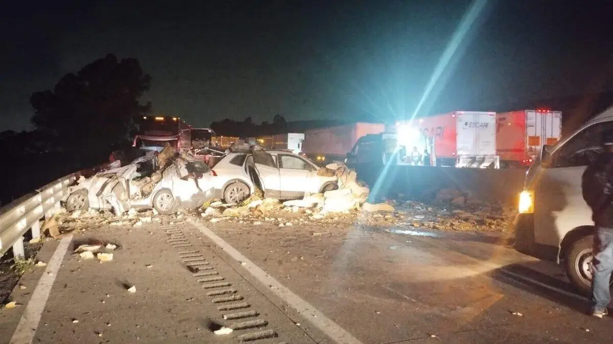 Mueren tres personas en volcadura de tráiler con plátanos en la autopista México-Puebla