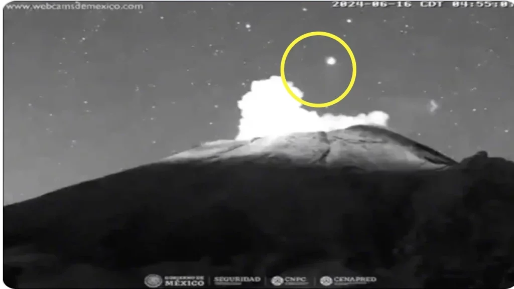 Popocatépetl: Captan luces que ascienden y descienden sobre el coloso