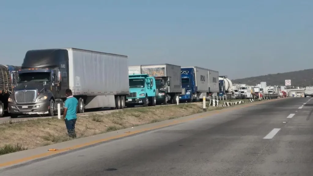 Campesinos cierran el Arco Norte; demandan pago de tierras