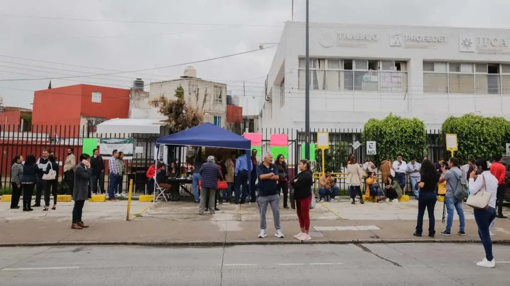 Abogados cierran la 31 Poniente en protesta por cierre de la Junta Federal de Conciliación y Arbitraje