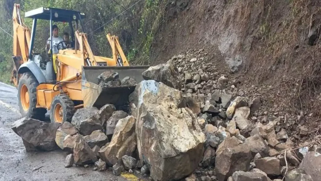 Lluvias provocan deslaves y obstrucción de caminos en Xicotepec