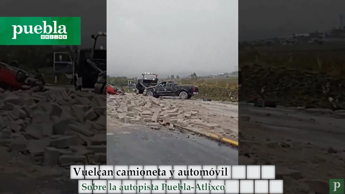 Vuelcan camioneta y automóvil, sobre la autopista Puebla-Atlixco