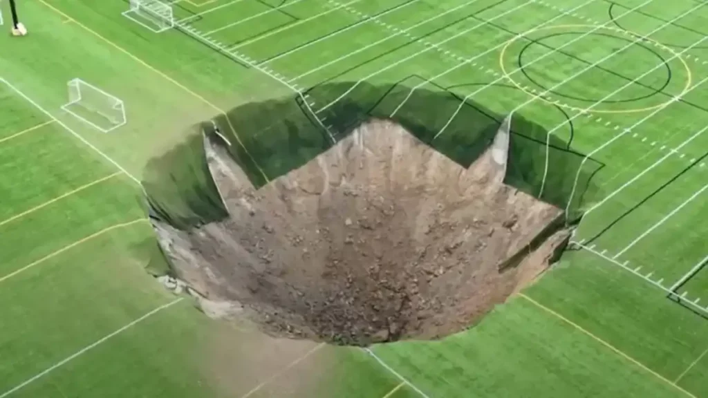 Aparece socavón en campo de fútbol en Estados Unidos