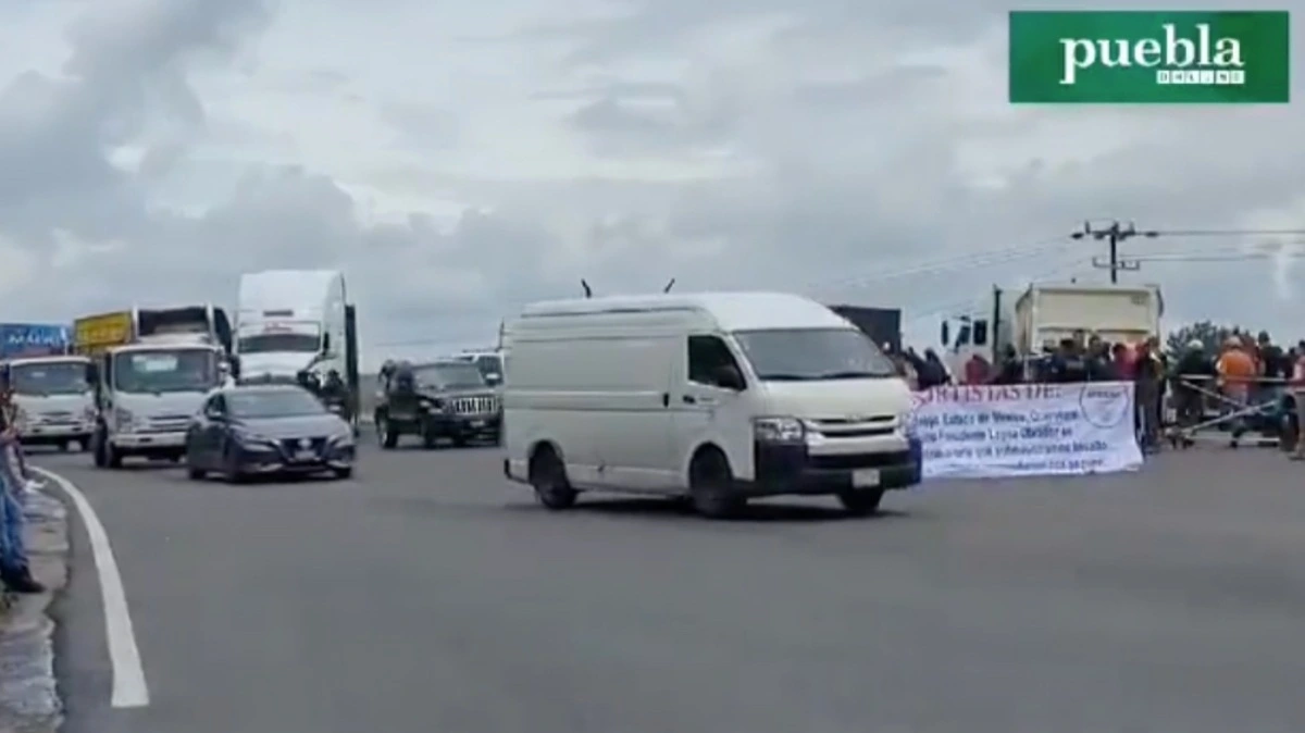 Luego de ocho horas, transportistas liberan la autopista Puebla-Orizaba