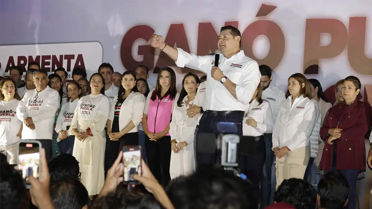 Armenta celebra triunfo electoral en el zócalo