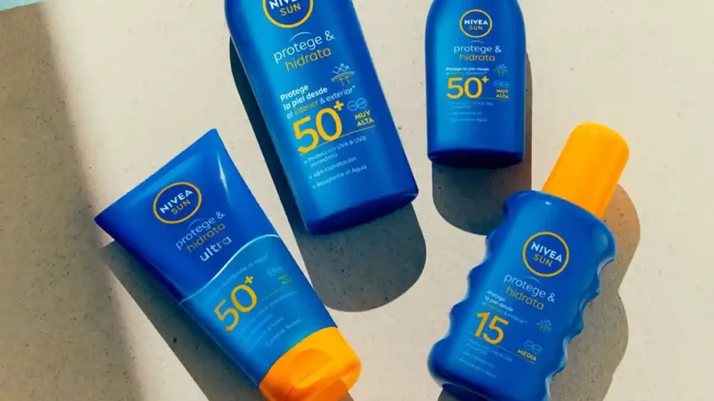 Diferentes presentaciones de bloqueador solar de la marca NIVEA.