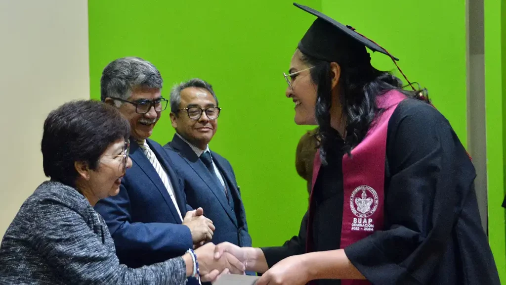 Rectora de la BUAP preside ceremonias de graduación del nivel medio superior y de posgrado