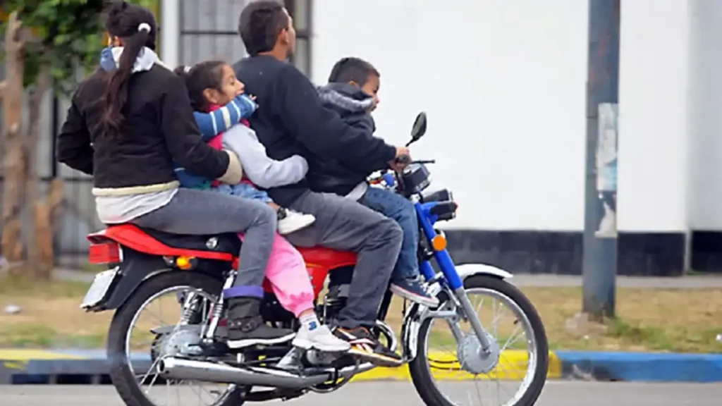 Multas de mil 302 pesos a motociclistas que viajen con dos o más acompañantes