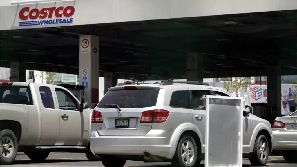 Autos en la gasolinera de Costco Puebla.