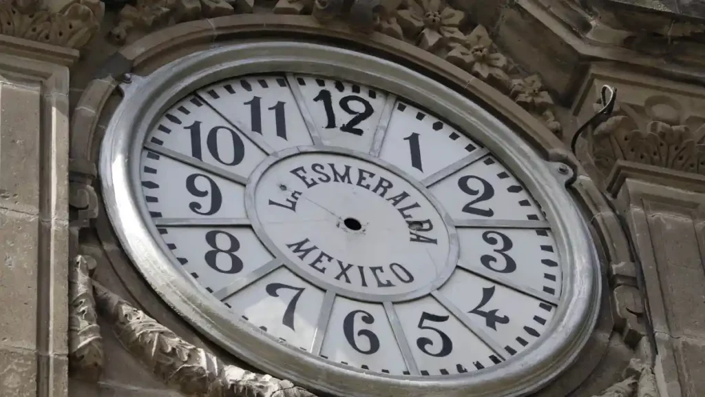 Reloj del monumento "El Gallito".