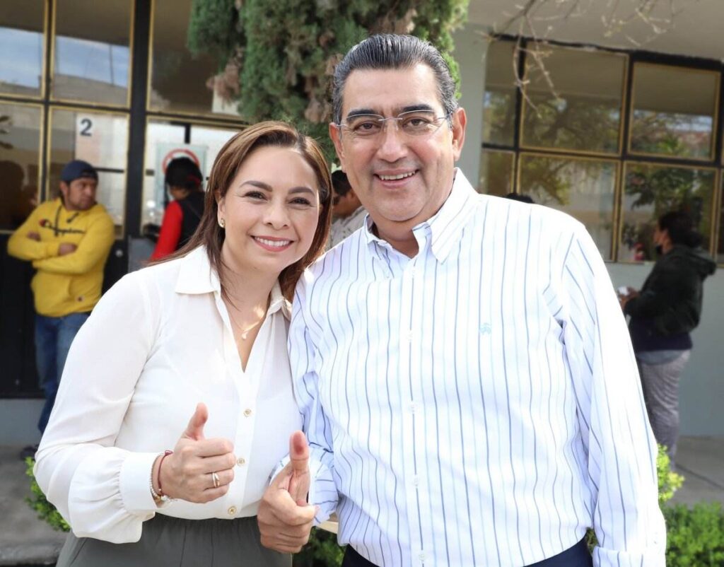 Sergio Salomón emite voto junto a su esposa en Tepeaca