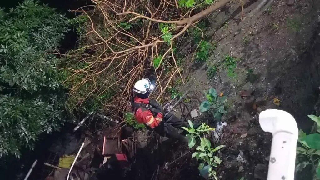 Rescatan a un hombre que cayó a barranca en Puebla capital