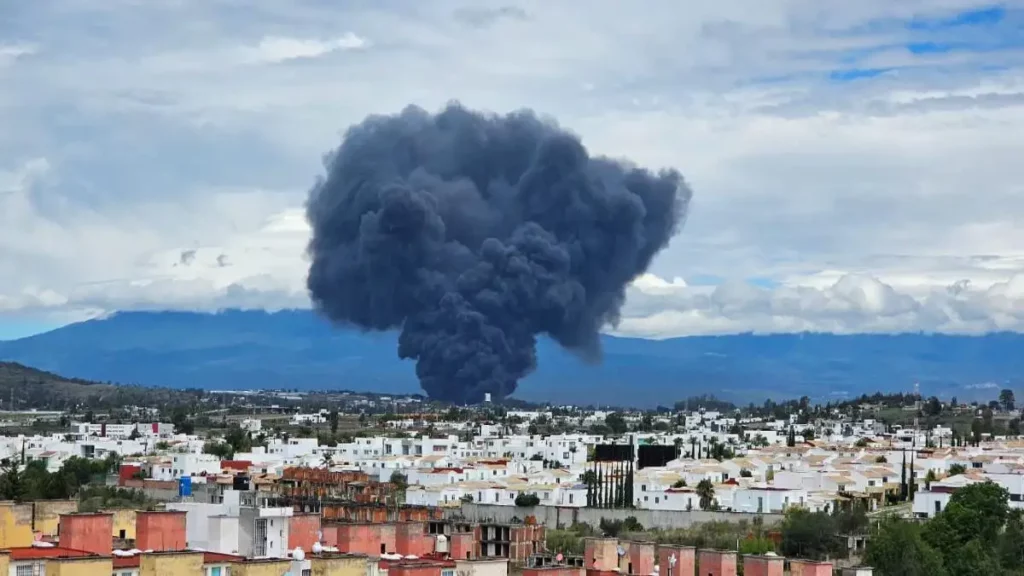 Incendio genera columna de humo en inmediaciones de la Vía Atlixcáyotl