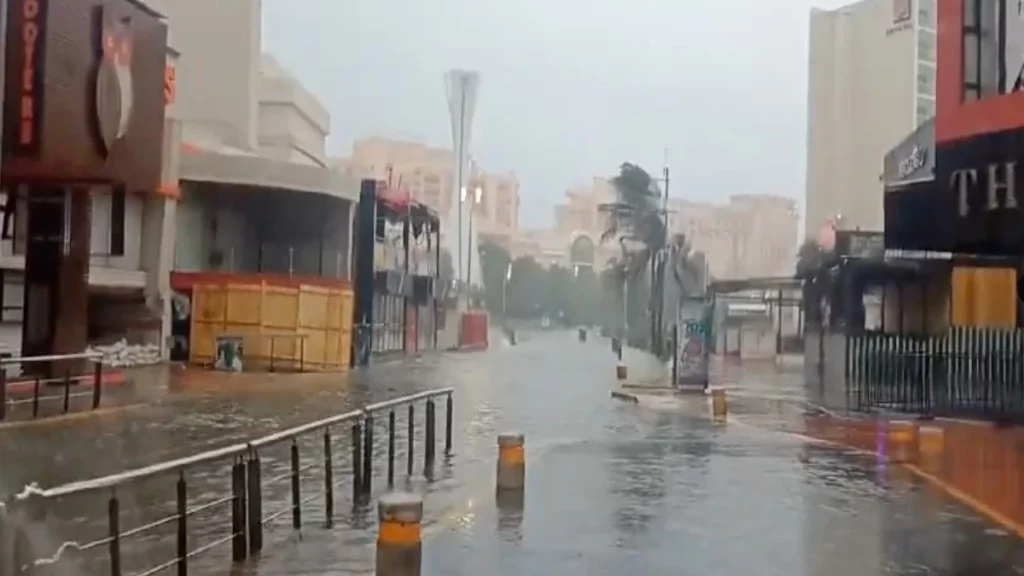 Huracán Beryl se debilita a categoría 1 tras llegada a Yucatán