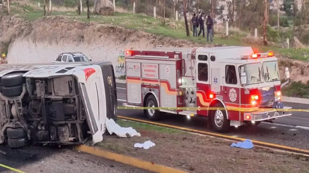 Accidente de camión con trabajadores de Puebla; un muerto y 12 heridos