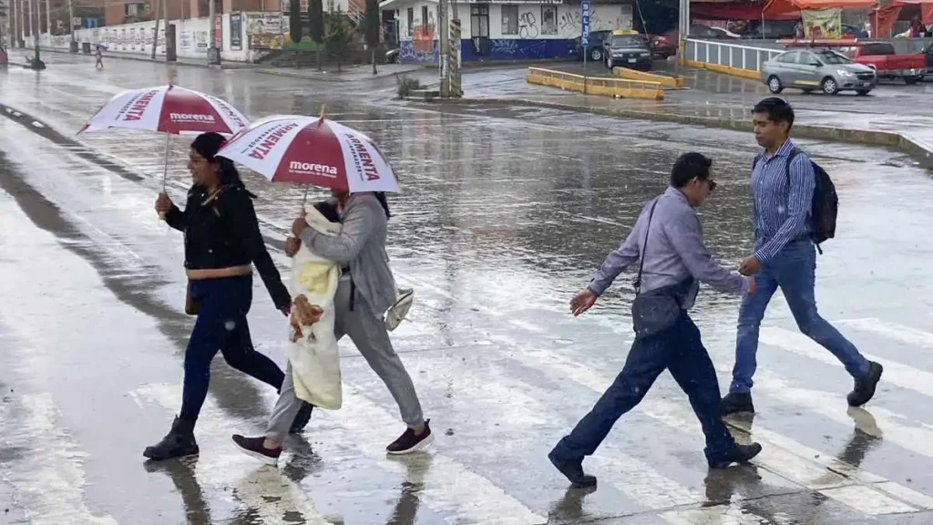 Lluvias provocan encharcamientos y caída de tierra en carreteras poblanas