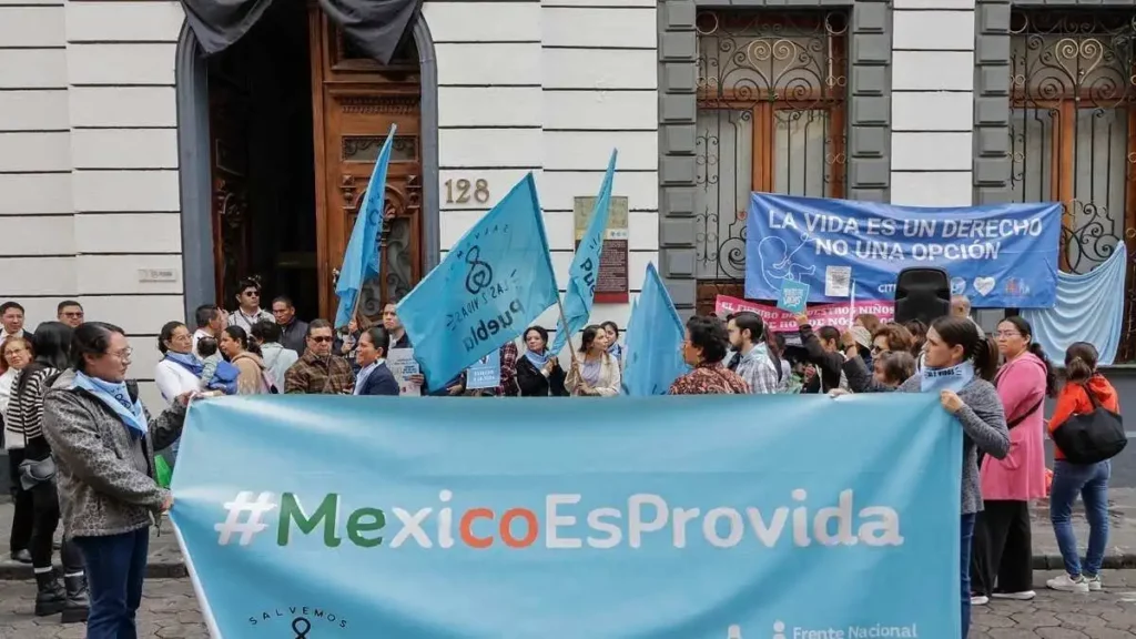 Se manifiestan contra legalización del aborto en el Congreso de Puebla