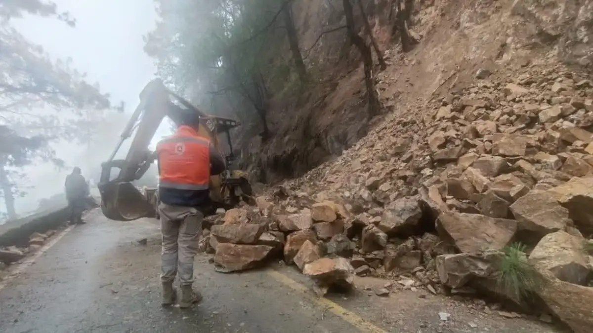 Lluvias dejan en Puebla deslizamientos y caída de árboles