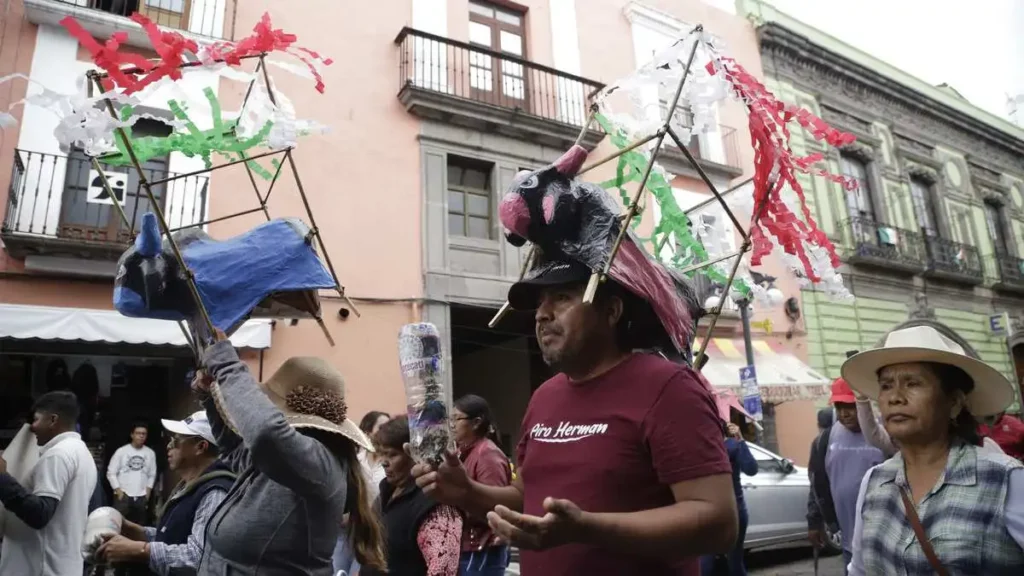 Productores de pirotecnia de San Pedro Cholula se manifiestan en el Congreso