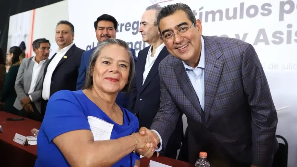 Entregan reconocimientos y medallas a docentes de Puebla