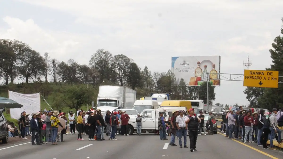 Habitantes de Santa Rita Tlahuapan cierran la autopista México-Puebla