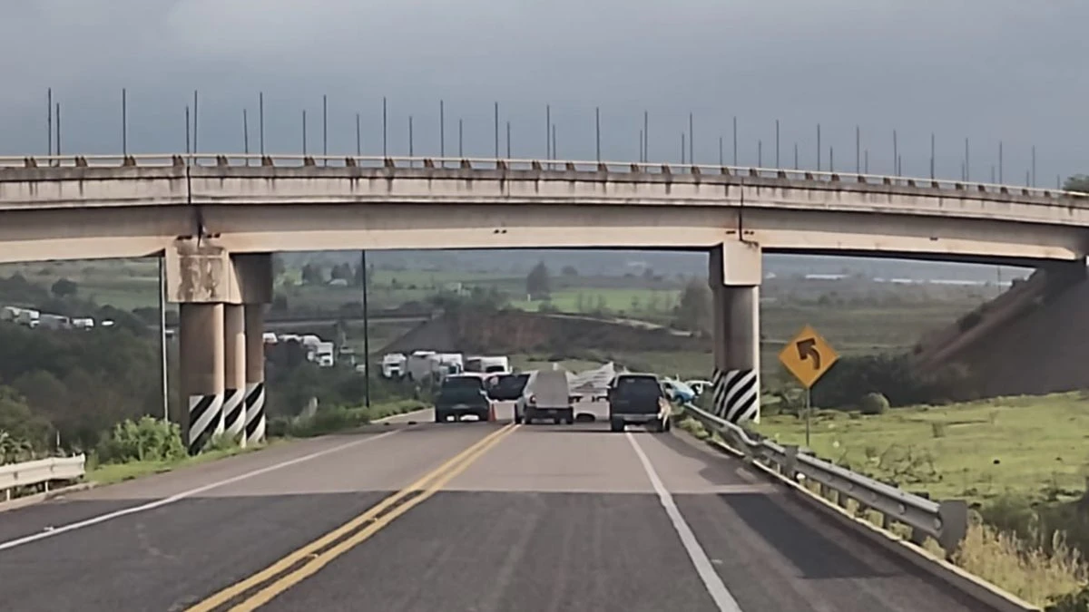 Cierran la autopista Tlaxco-Tejocotal por tercera ocasión en dos meses