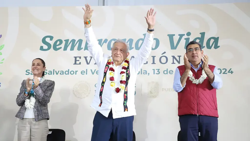 AMLO y Claudia Sheinbaum garantizan continuidad de programas sociales desde Puebla