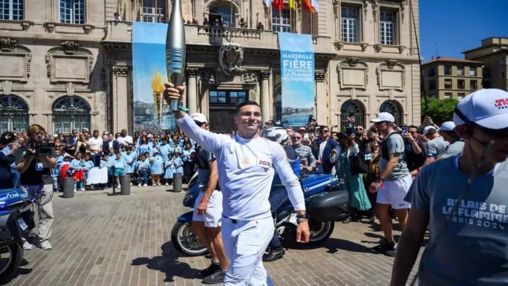 París 2024: Antorcha olímpica recorre la ciudad sede