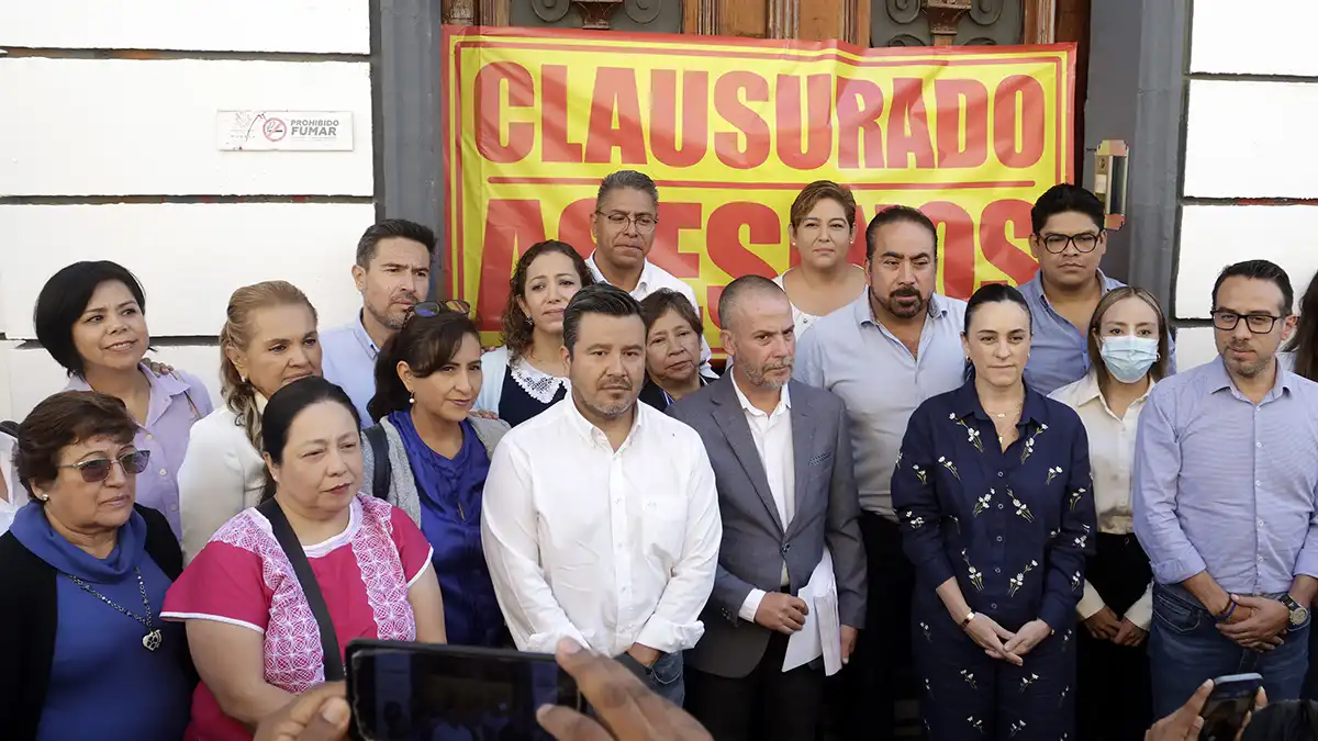 Panistas protestan contra despenalización del aborto en el Congreso de Puebla