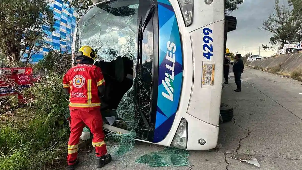 17 heridos deja volcadura de camión en la autopista México-Puebla