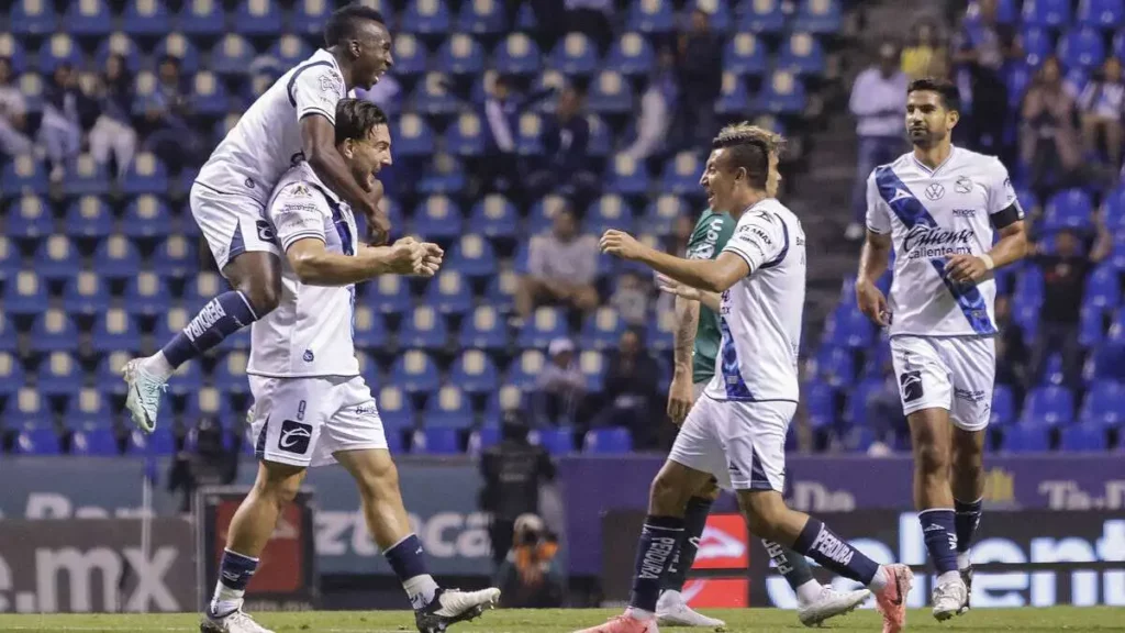 A camotazos y zarpazos; Club Puebla empata 2-2 ante León