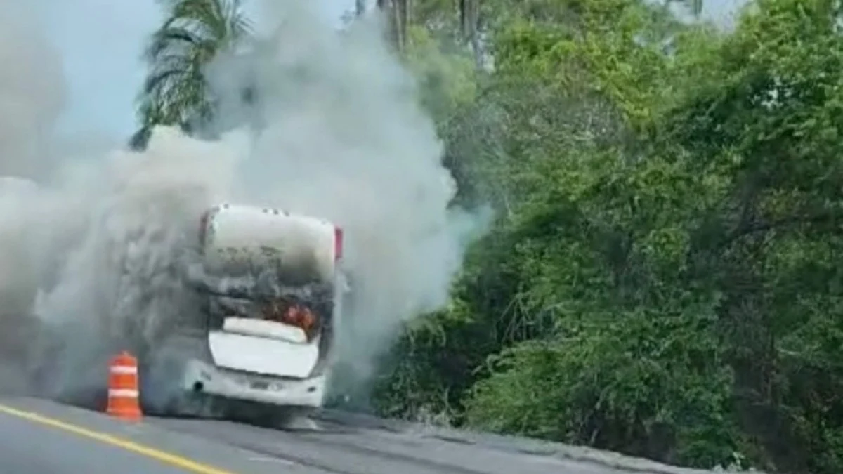 Se incendia camión que transportaba a 49 poblanos a Colima