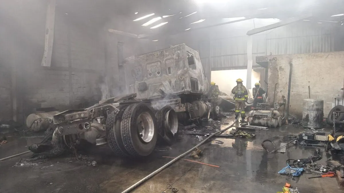 Incendio consume taller mecánico en la colonia Jardines de Santiago