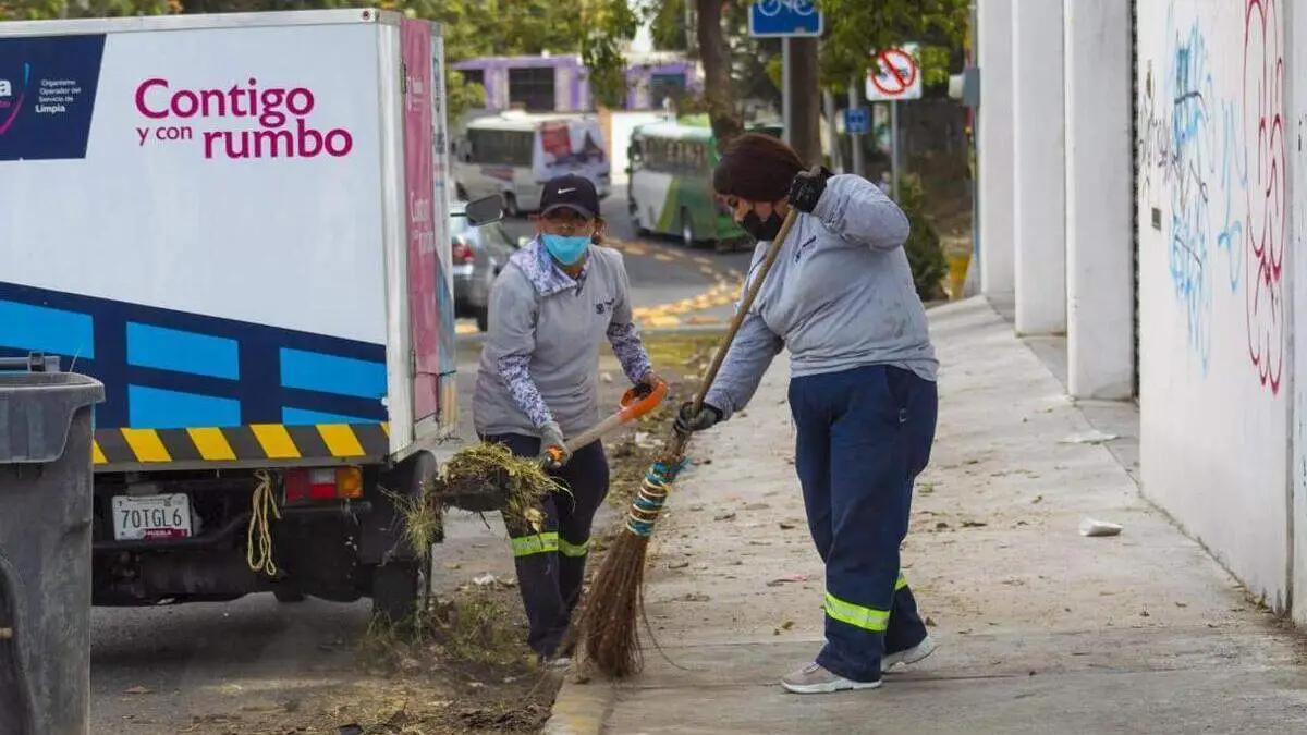 Organismo de Limpia refuerza barrido y retiro de stickers en Puebla capital
