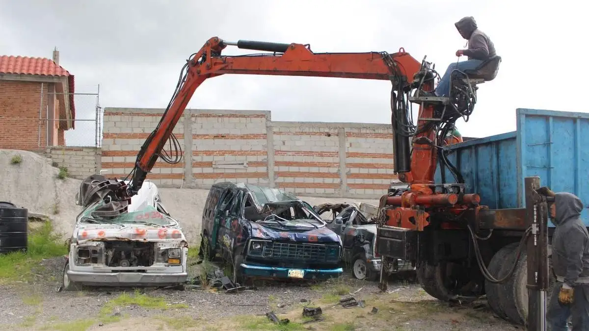 FGR Puebla destruye 34 vehículos relacionados con delitos