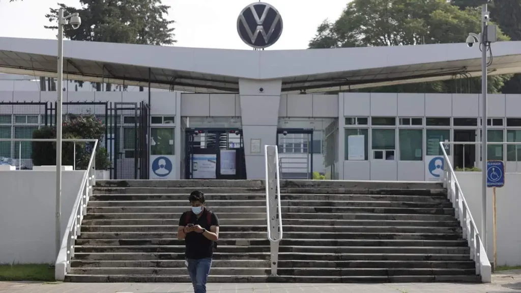 VW quiere eliminar día de vacaciones, apoyo de defunción y útiles escolares