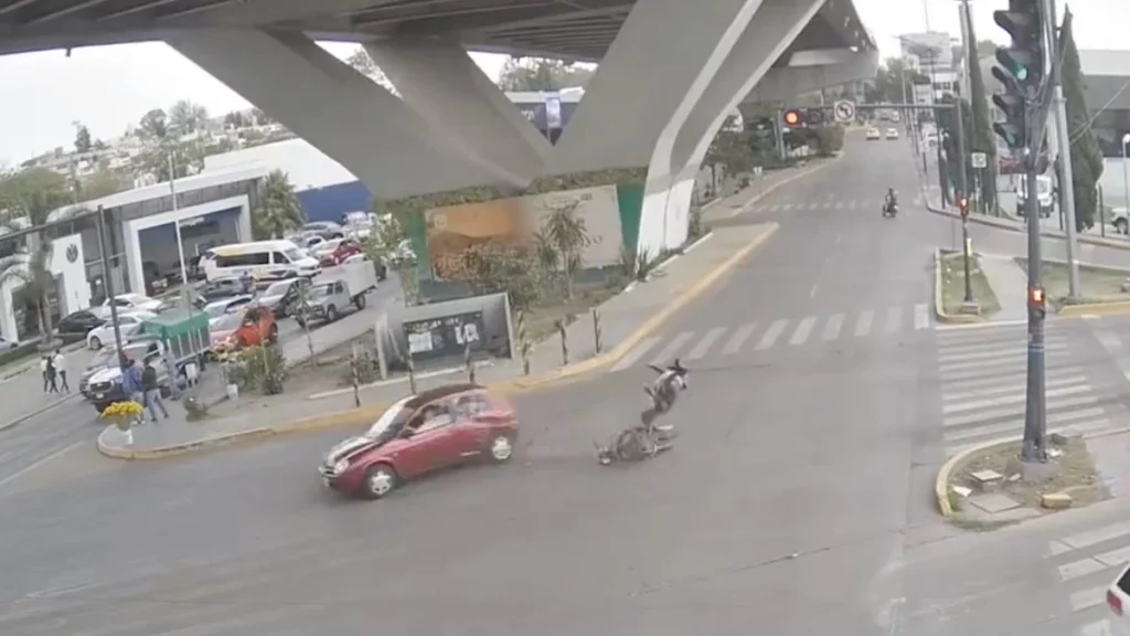 Motociclista dio vuelta prohibida, chocó y perdió dedos de la mano en Puebla