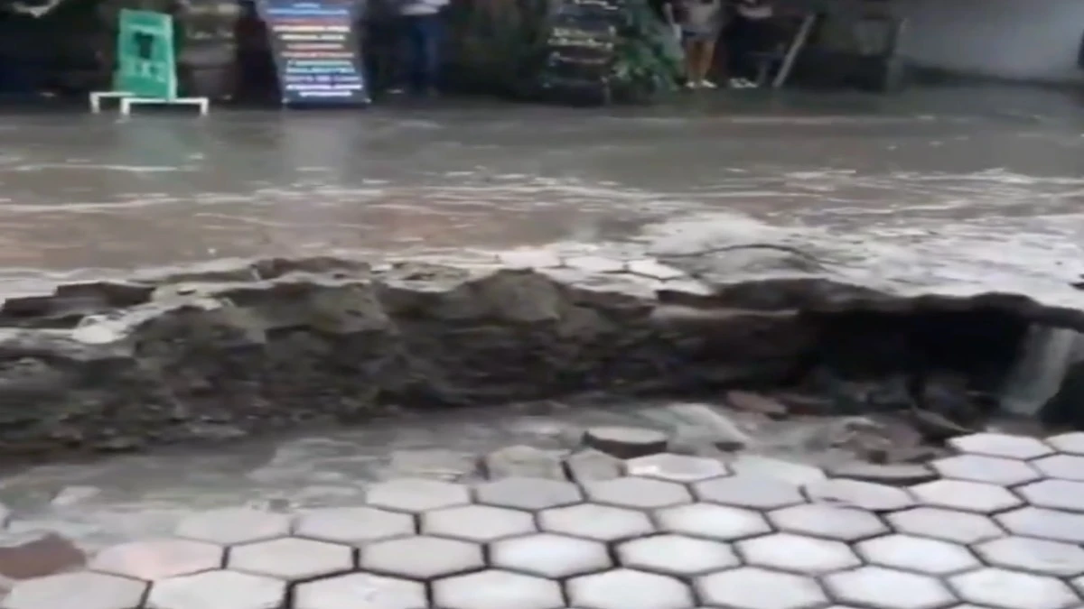 Lluvias provocan socavón en calle de San Andrés Cholula