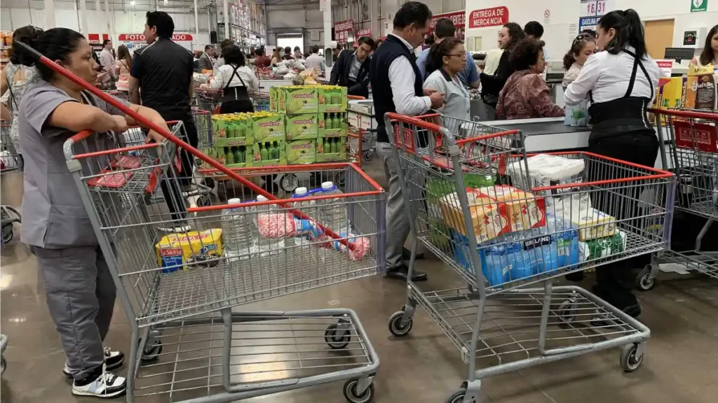 Personas haciendo fila para pagar sus compras en Costco Puebla.