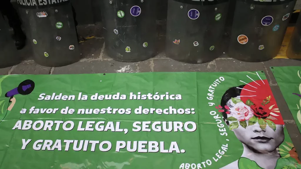 Médicos exigen al Congreso del estado despenalizar el aborto en Puebla