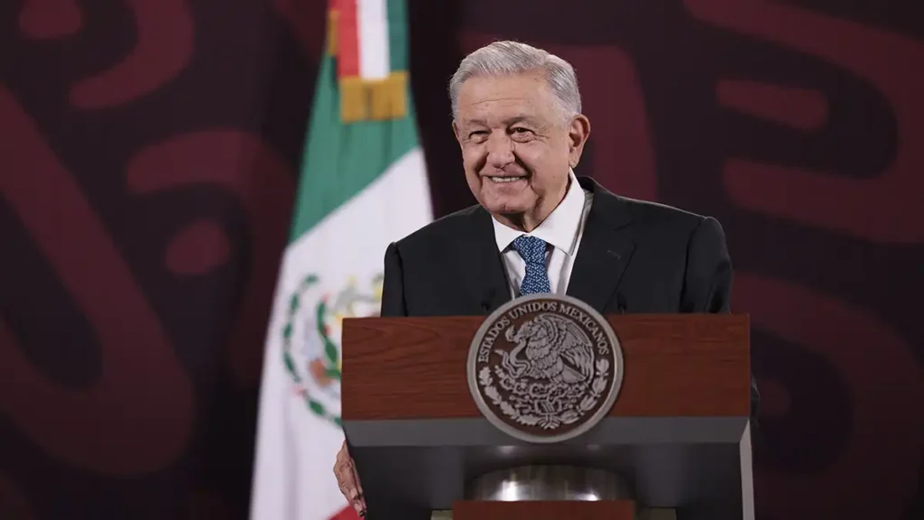 AMLO se burla de peleas en el PAN: "Cuando se reparte mal el botín, hay motín"