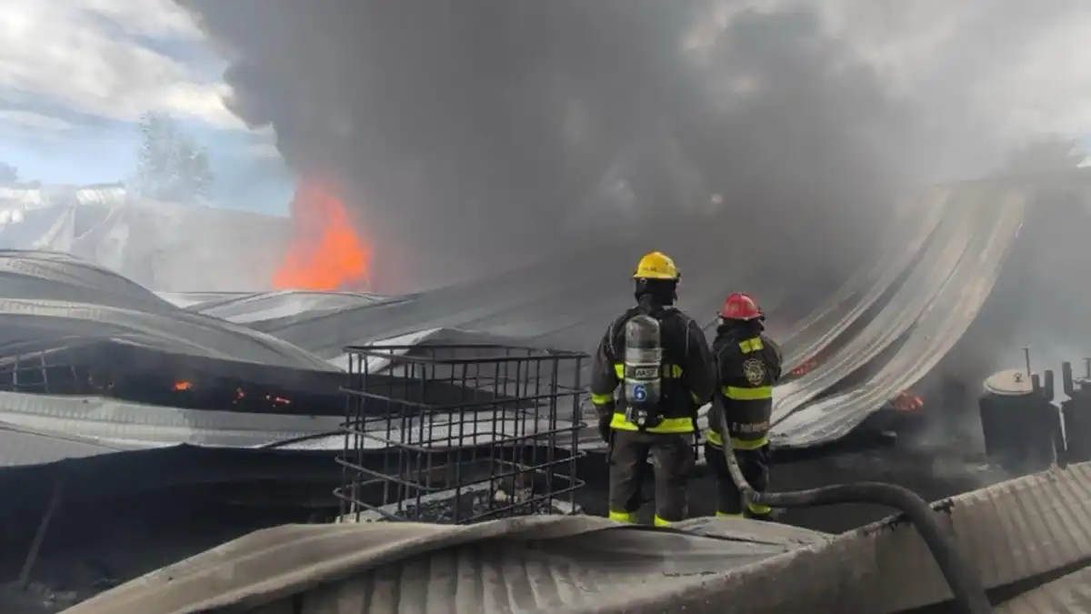 Bomberos de seis municipios ayudaron a sofocar incendio en bodega de San Gregorio Atzompa