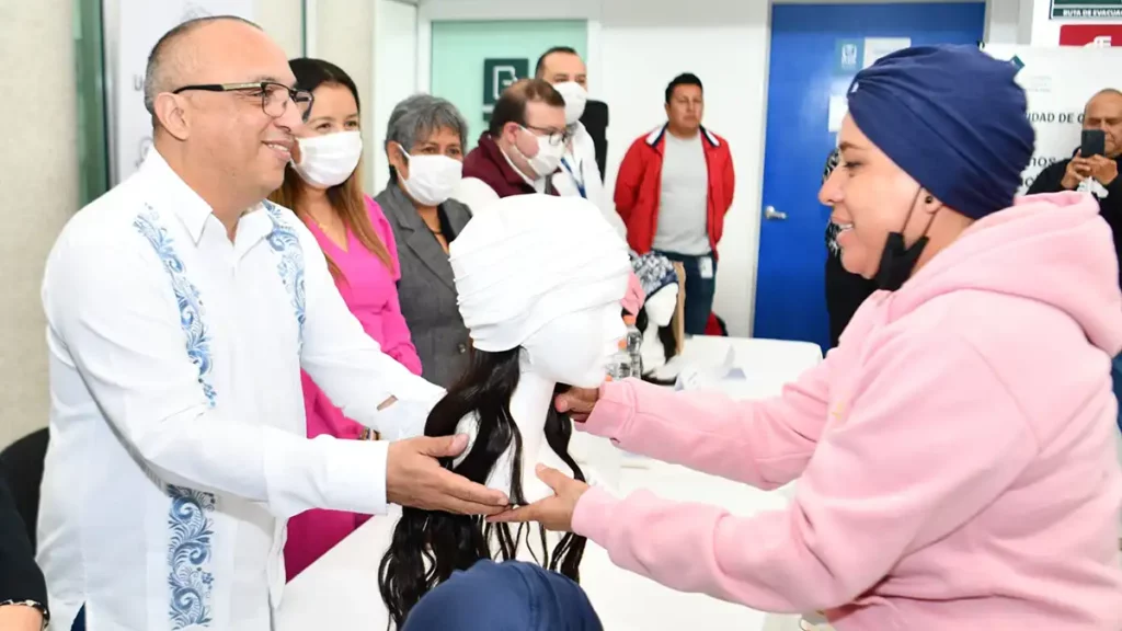 Pacientes con cáncer reciben 10 cortinas de cabello